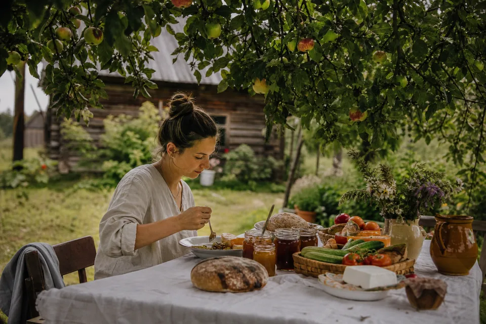 Śniadanie z produktów gospodarstwa na stole pod jabłonią